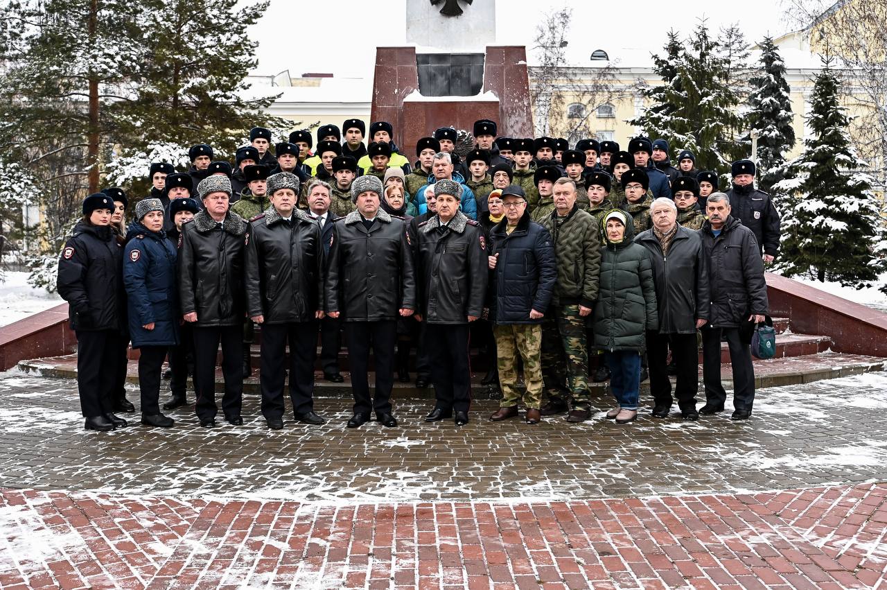7 ноября 2025 года, в преддверии скорбной даты, у мемориала «Солдатам правопорядка посвящается» почтили память сотрудников ведомства, оставшихся до конца верными служебному долгу по защите общественного порядка и безопасности 7 ноября 2025 года, в преддверии скорбной даты, у мемориала «Солдатам правопорядка посвящается» почтили память сотрудников ведомства, оставшихся до конца верными служебному долгу по защите общественного порядка и безопасности