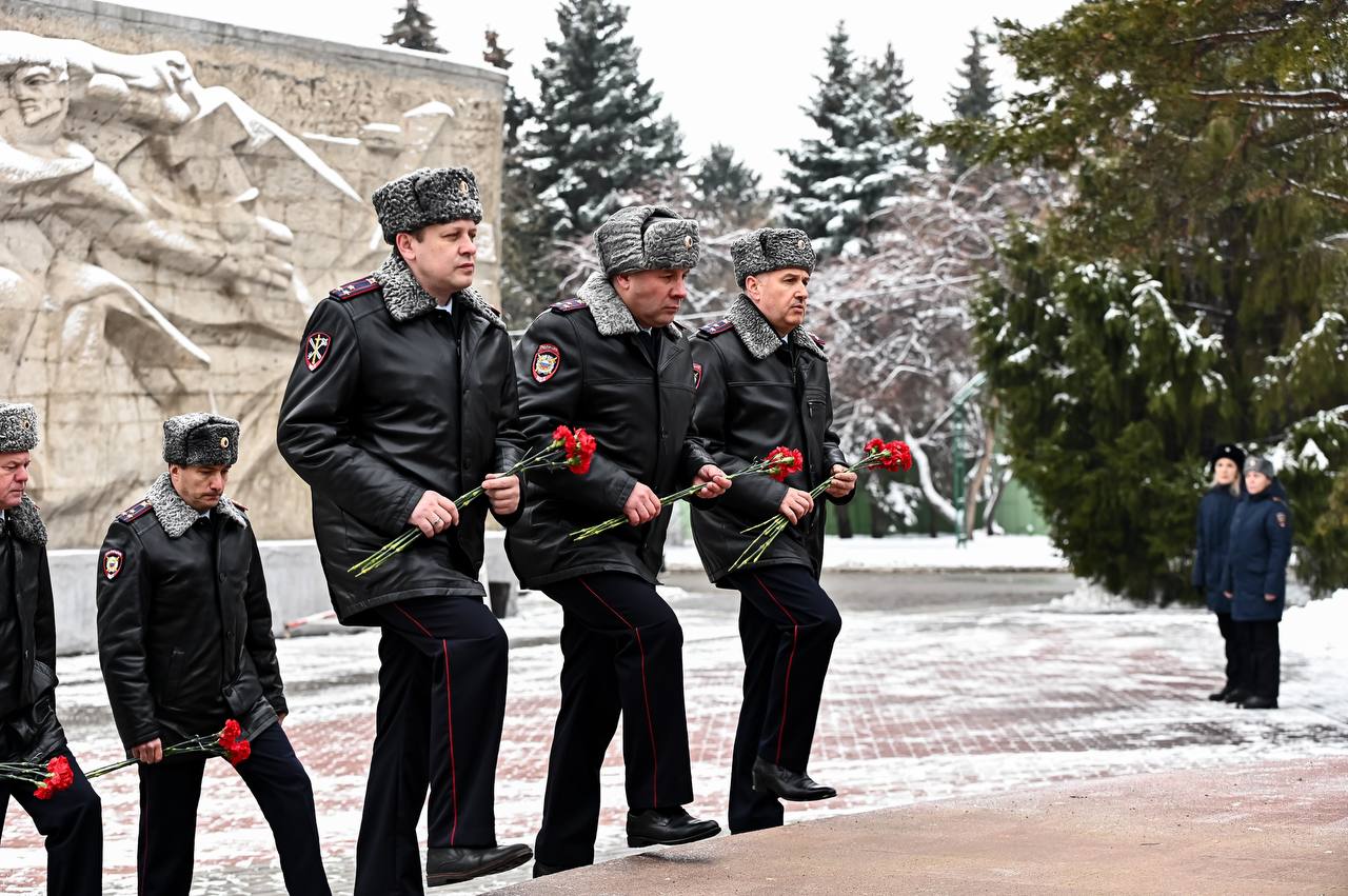 7 ноября 2025 года, в преддверии скорбной даты, у мемориала «Солдатам правопорядка посвящается» почтили память сотрудников ведомства, оставшихся до конца верными служебному долгу по защите общественного порядка и безопасности 7 ноября 2025 года, в преддверии скорбной даты, у мемориала «Солдатам правопорядка посвящается» почтили память сотрудников ведомства, оставшихся до конца верными служебному долгу по защите общественного порядка и безопасности