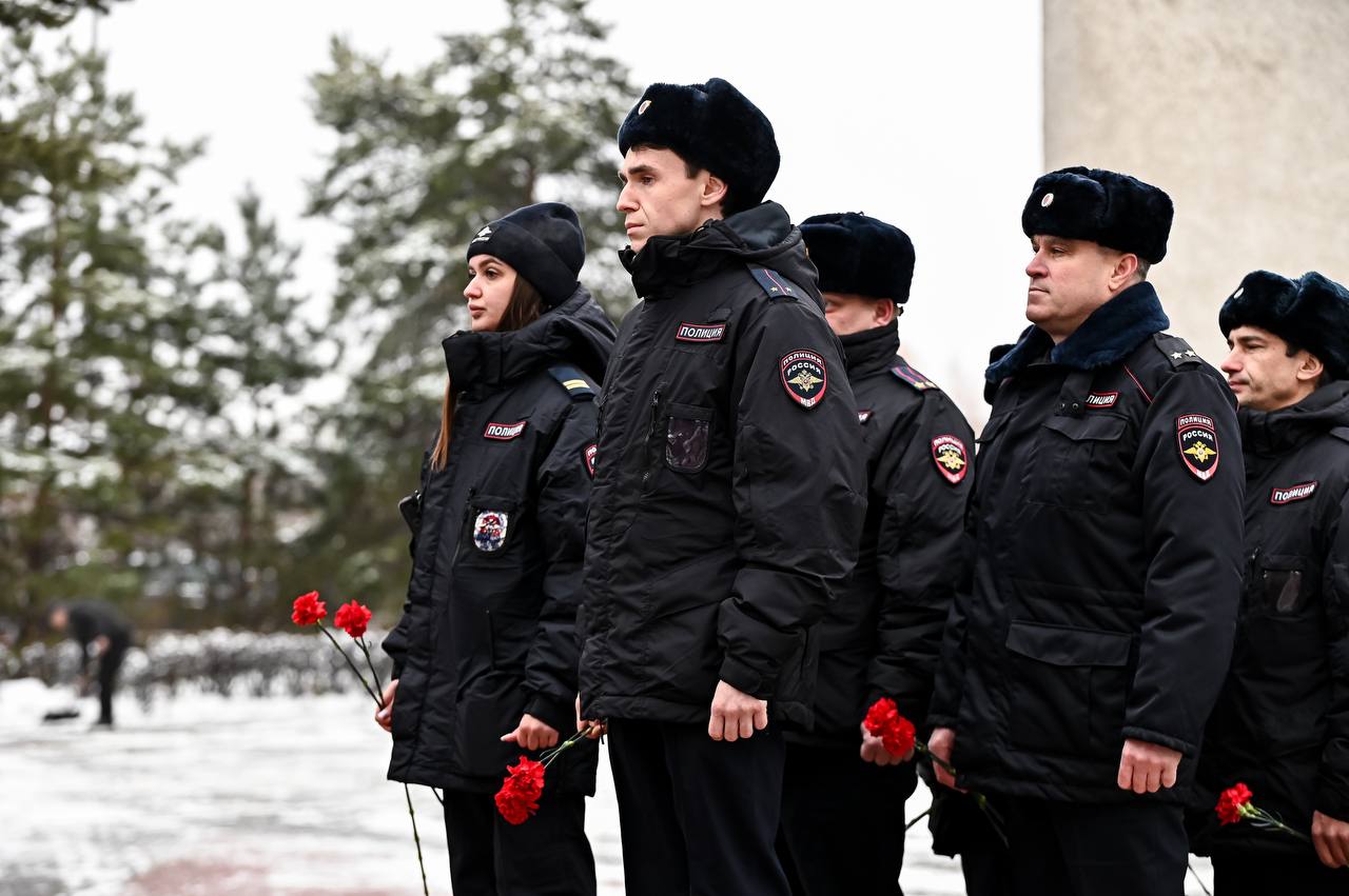 7 ноября 2025 года, в преддверии скорбной даты, у мемориала «Солдатам правопорядка посвящается» почтили память сотрудников ведомства, оставшихся до конца верными служебному долгу по защите общественного порядка и безопасности 7 ноября 2025 года, в преддверии скорбной даты, у мемориала «Солдатам правопорядка посвящается» почтили память сотрудников ведомства, оставшихся до конца верными служебному долгу по защите общественного порядка и безопасности