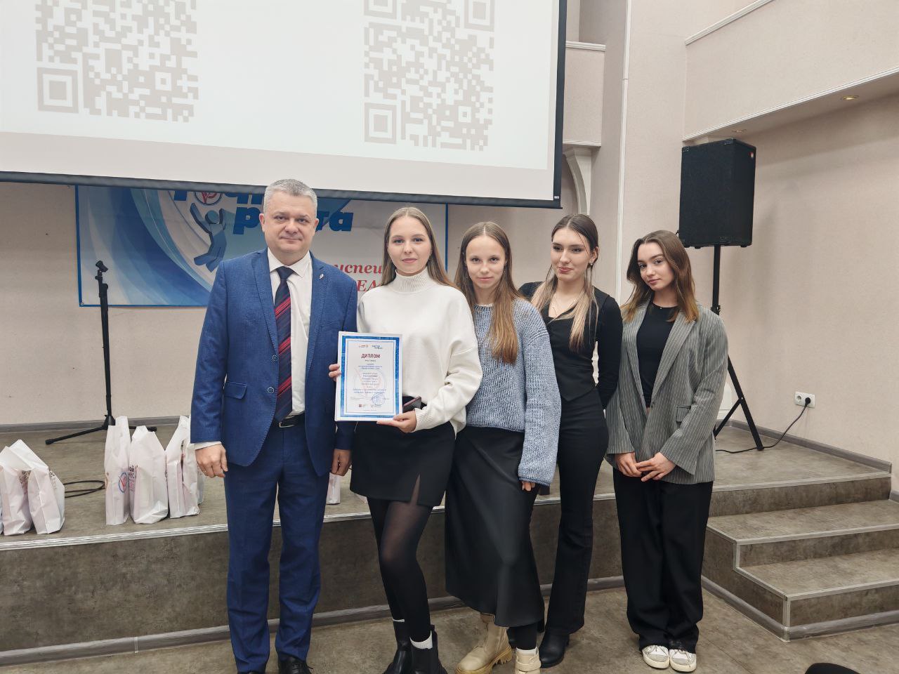 Контактный аквариум со скатами и сервис выездного доения: студенты омских колледжей представили свои бизнес-идеи в рамках образовательного проекта «Вектор Успеха» Контактный аквариум со скатами и сервис выездного доения: студенты омских колледжей представили свои бизнес-идеи в рамках образовательного проекта «Вектор Успеха»