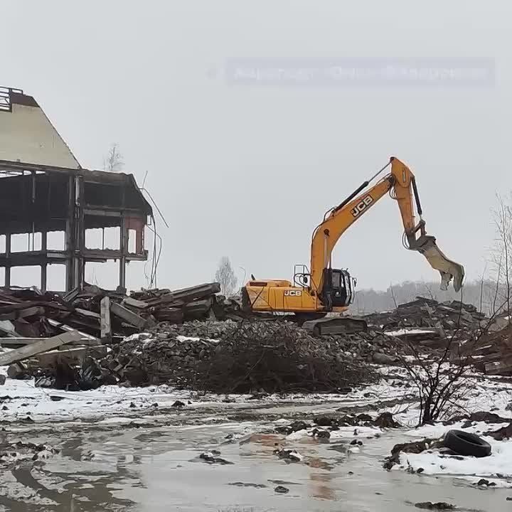 Продолжается снос устаревших конструкций аэропорта «Омск-Федоровка»
