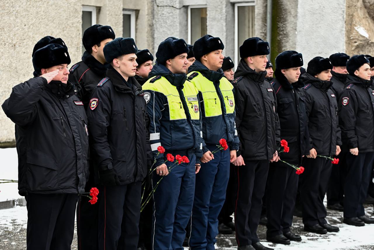 7 ноября 2025 года, в преддверии скорбной даты, у мемориала «Солдатам правопорядка посвящается» почтили память сотрудников ведомства, оставшихся до конца верными служебному долгу по защите общественного порядка и безопасности 7 ноября 2025 года, в преддверии скорбной даты, у мемориала «Солдатам правопорядка посвящается» почтили память сотрудников ведомства, оставшихся до конца верными служебному долгу по защите общественного порядка и безопасности
