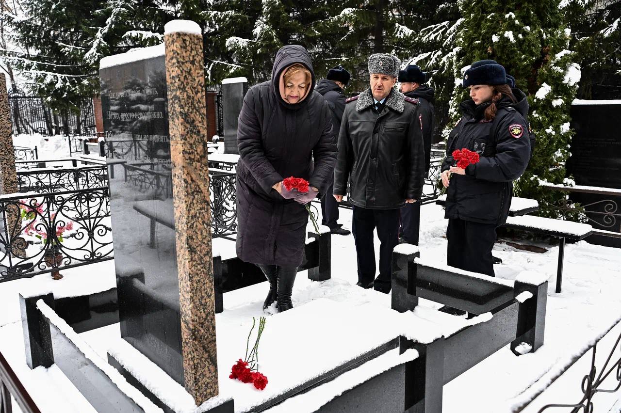 7 ноября 2025 года, в преддверии скорбной даты, у мемориала «Солдатам правопорядка посвящается» почтили память сотрудников ведомства, оставшихся до конца верными служебному долгу по защите общественного порядка и безопасности 7 ноября 2025 года, в преддверии скорбной даты, у мемориала «Солдатам правопорядка посвящается» почтили память сотрудников ведомства, оставшихся до конца верными служебному долгу по защите общественного порядка и безопасности