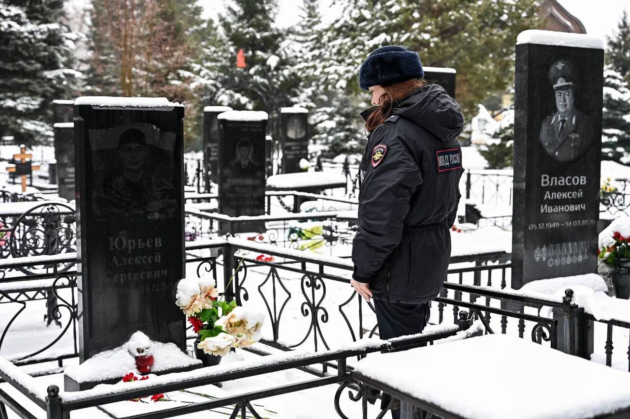 7 ноября 2025 года, в преддверии скорбной даты, у мемориала «Солдатам правопорядка посвящается» почтили память сотрудников ведомства, оставшихся до конца верными служебному долгу по защите общественного порядка и безопасности 7 ноября 2025 года, в преддверии скорбной даты, у мемориала «Солдатам правопорядка посвящается» почтили память сотрудников ведомства, оставшихся до конца верными служебному долгу по защите общественного порядка и безопасности