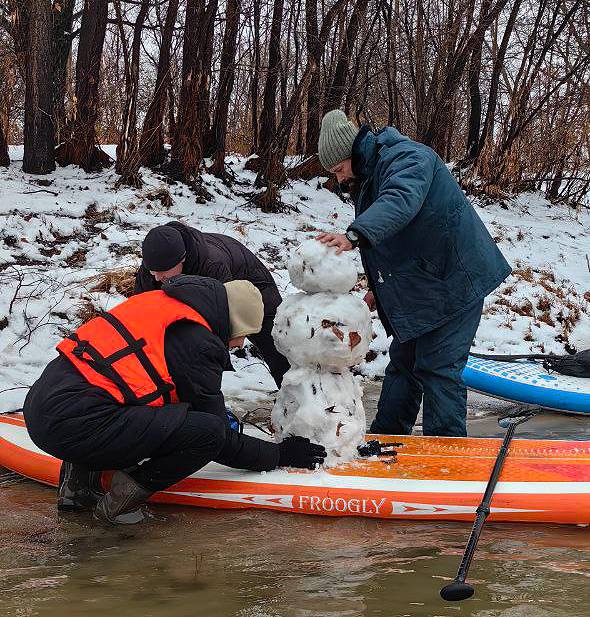 Омичи отпраздновали День Сибири заплывом на сапах Омичи отпраздновали День Сибири заплывом на сапах