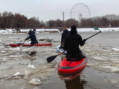 Омичи отпраздновали День Сибири заплывом на сапах
