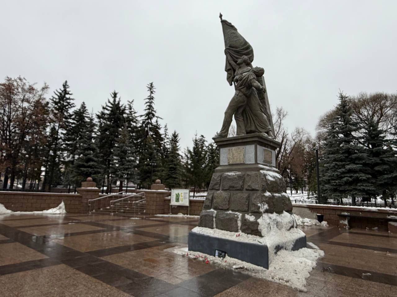 В Омске завершили благоустройство сквера им. Борцов Революции