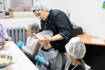 Ежегодно в преддверии Дня сотрудника органов внутренних дел проводится творческий конкурс детского рисунка: как ребенок видит своего папу-участкового, что есть у мамы-следователя на рабочем столе, как ярко светятся «мигалки»...