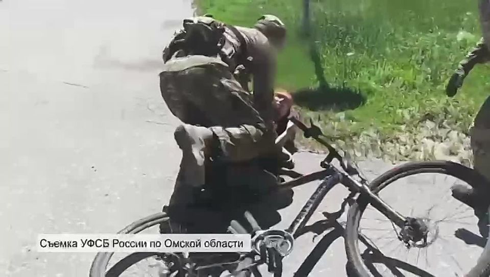 Суд приговорил к 8,5 года колонии 19-летнего жителя Омска, который был администратором украинских Telegram-каналов, собирал средства для ВСУ и планировал вести боевые действия против ВС РФ. Об этом сообщили ТАСС в УФСБ по...