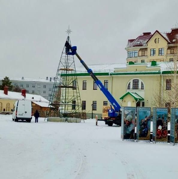 В Омской крепости устанавливают главную городскую новогоднюю елку