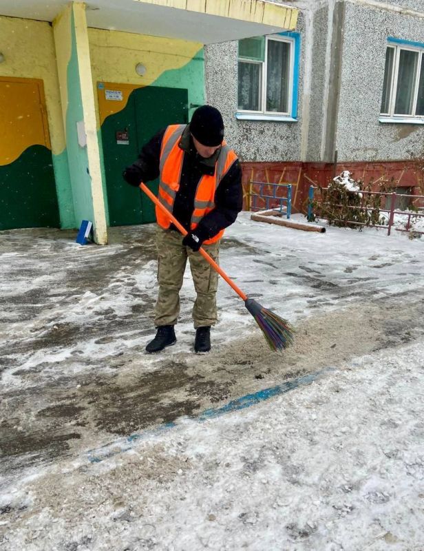 В Октябрьском округе очищают дворы от снега и наледи