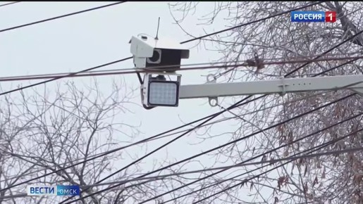 Дорожные камеры в Омске научились видеть машины с выключенными фарами