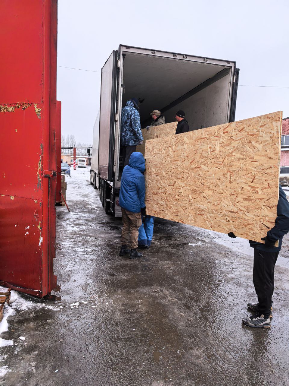 Со склада Гумцентра Омской области отправлен груз в Курскую область Со склада Гумцентра Омской области отправлен груз в Курскую область