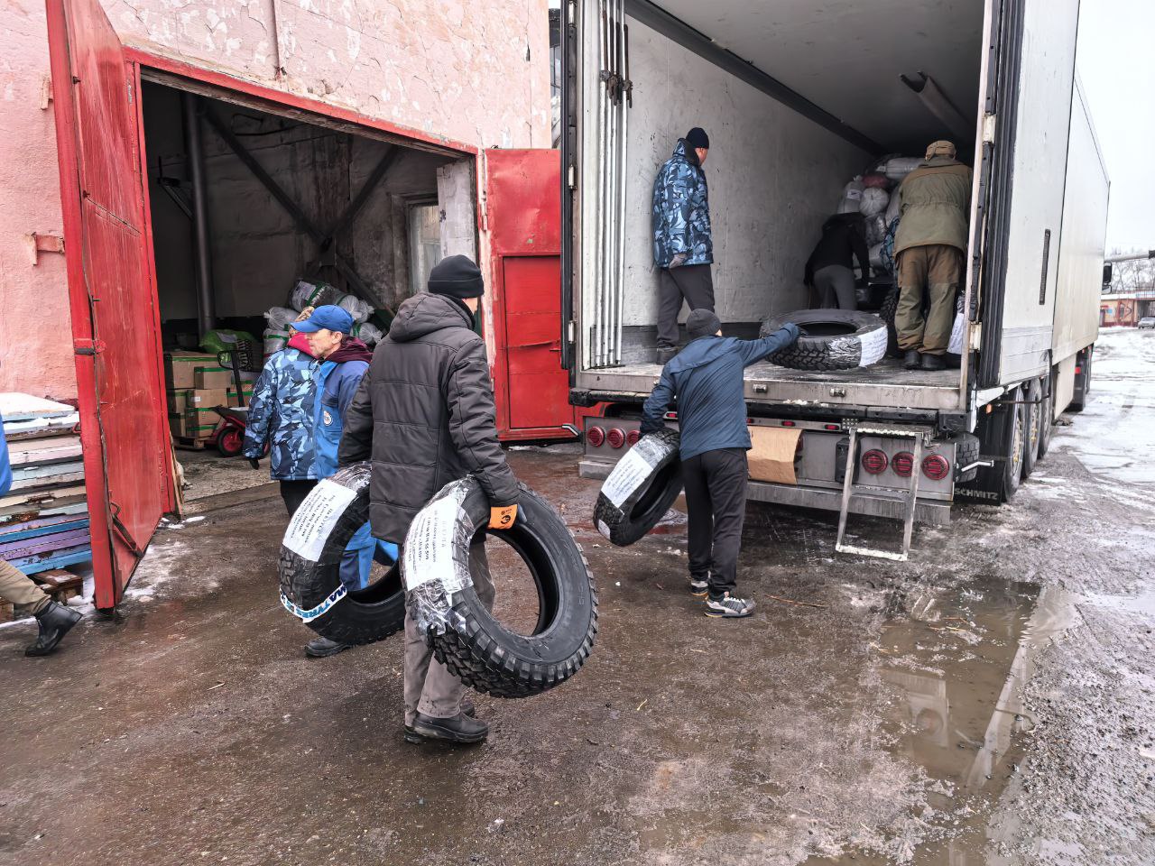 Со склада Гумцентра Омской области отправлен груз в Курскую область Со склада Гумцентра Омской области отправлен груз в Курскую область