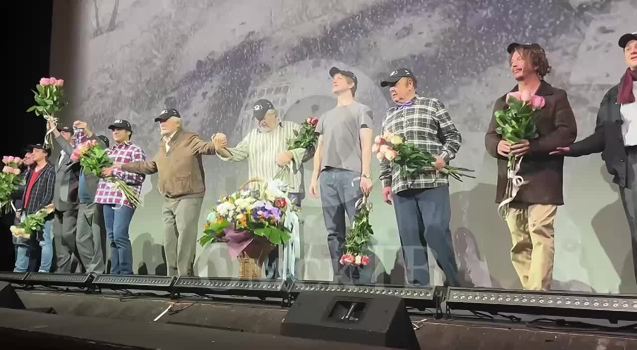 Михалков «привёз кино» в Музыкальный театр Омска – два дня фурора и роскошные декорации Никита Михалков приехал в Омск с новой постановкой «12» – город стал первой остановкой гастрольного тура. Режиссёр не только поставил...