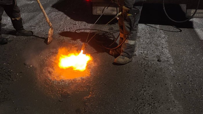 На мосту у Телецентра в Омске залатали ямы горячим асфальтом