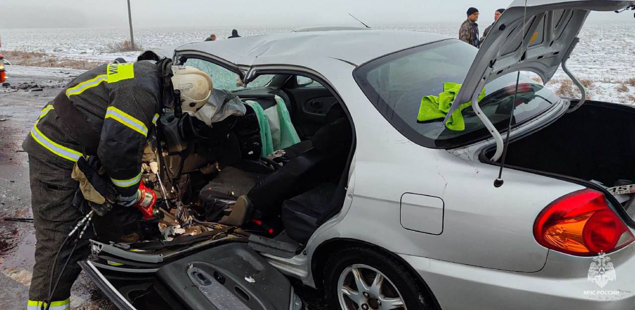 Сотрудники МЧС спасли мужчину, зажатого в машине Сотрудники МЧС спасли мужчину, зажатого в машине