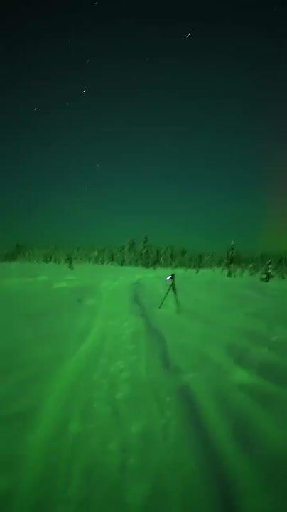 Невероятный световой эффект над Землей и на земле