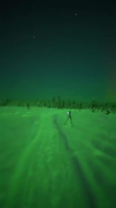 Невероятный световой эффект над Землей и на земле