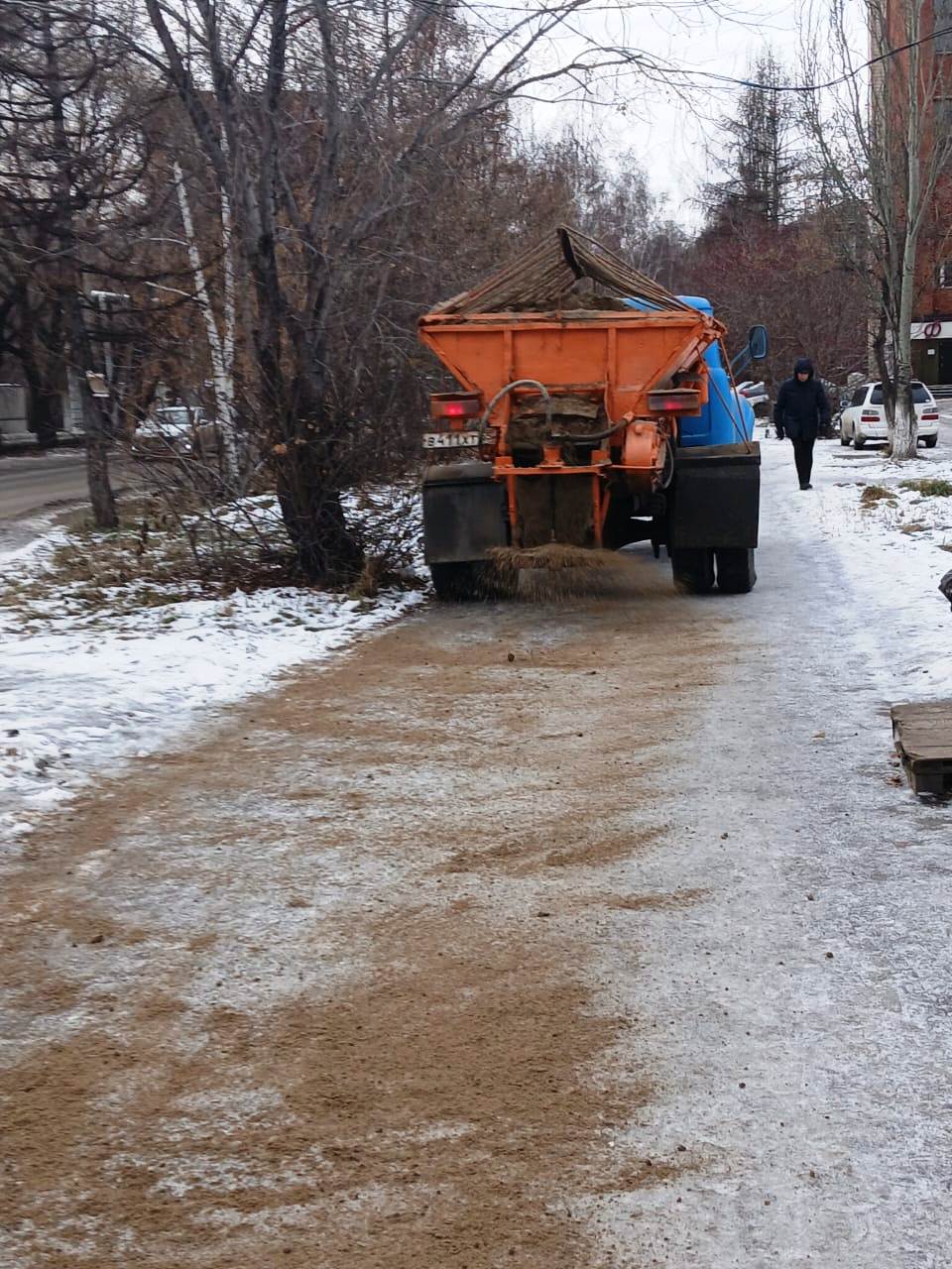 В Омске усилят противогололедную обработку тротуаров и остановок