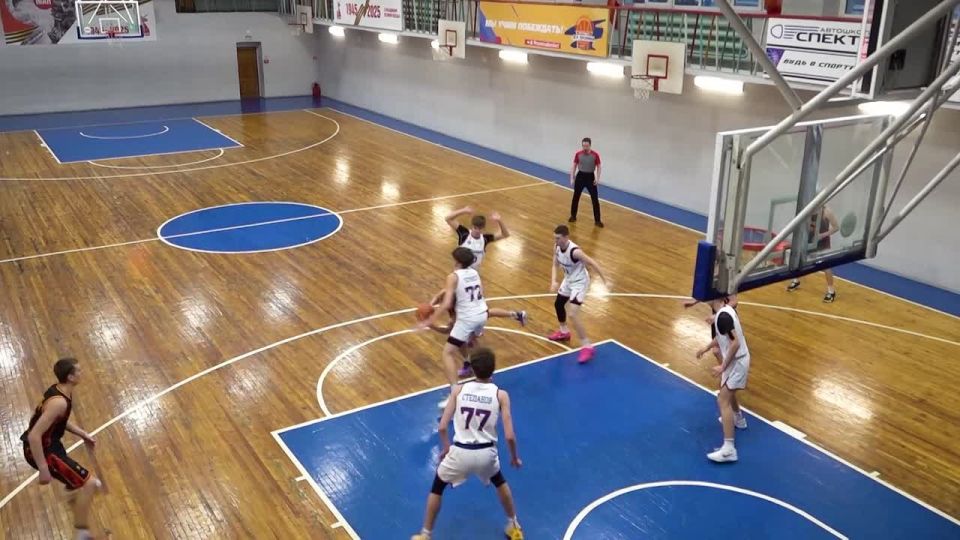 Накануне в спортшколе имени В.Н. Промина стартовало первенство Дальневосточного и Сибирского федеральных округов по баскетболу среди юниоров до 18 лет