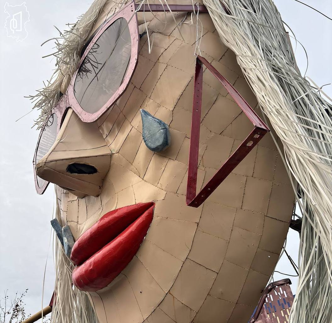 Омич сделал из металла огромную голову певицы Натали Омич сделал из металла огромную голову певицы Натали