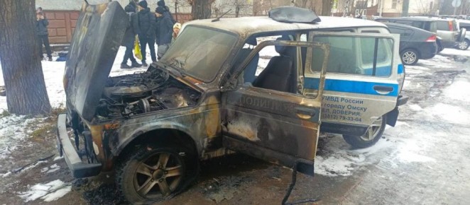 В Омске задержали мужчину, который по указанию мошенников поджег служебный автомобиль полиции, сообщили ТАСС в СУ СК по области
