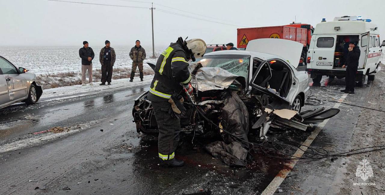 Сотрудники МЧС спасли мужчину, зажатого в машине