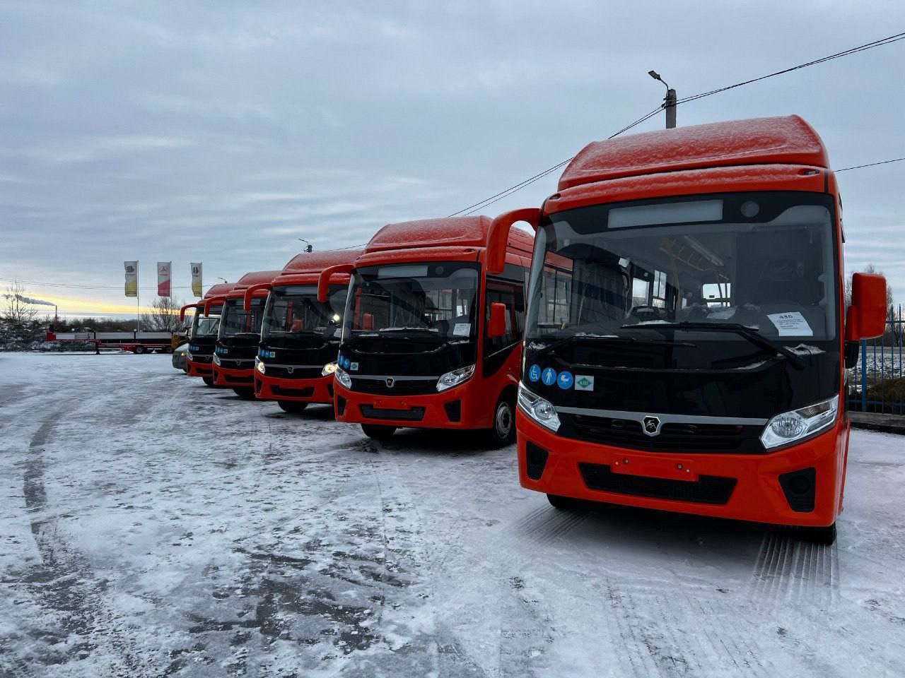 На городские маршруты выйдут новые красные автобусы
