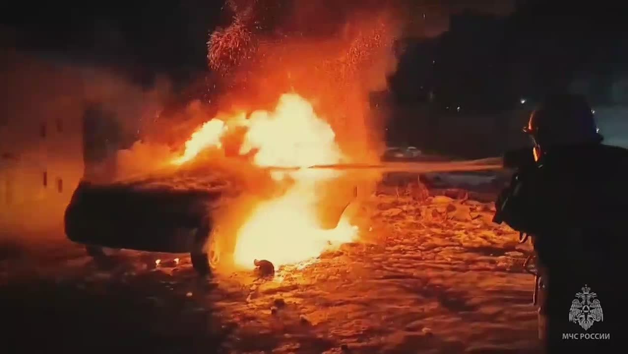 #пожарызасутки. 13 ноября в 21:42 В Омске на Алтайской горел припаркованный возле гаража автомобиль
