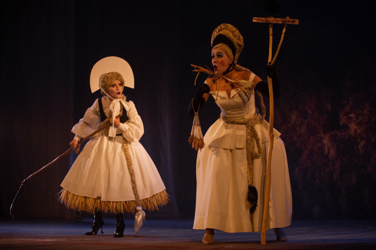 На сцене Дворца искусств имени Малунцева состоялась премьера Омского ТЮЗа "Мертвые души" по поэме Н.В. Гоголя На сцене Дворца искусств имени Малунцева состоялась премьера Омского ТЮЗа "Мертвые души" по поэме Н.В. Гоголя