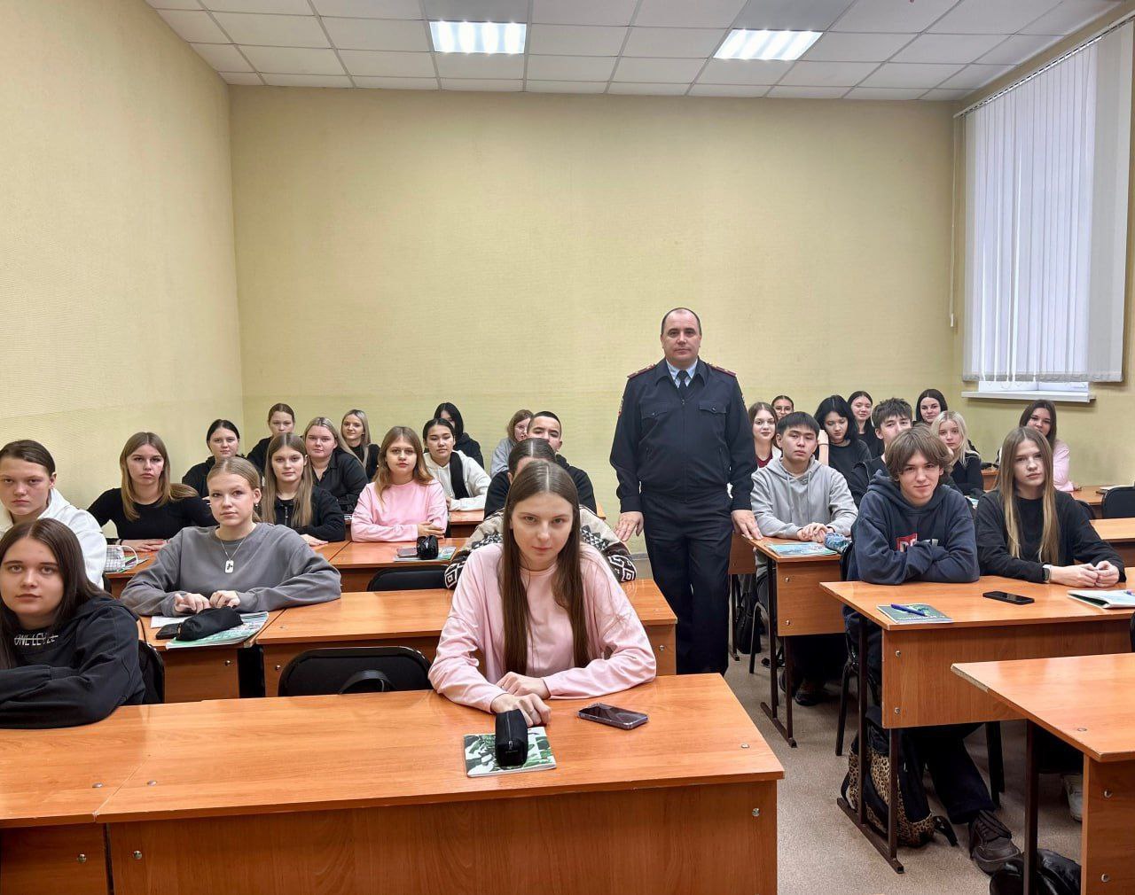 Транспортные полицейские Омска и студенты юридического колледжа обсудили аспекты противодействия наркотизации молодежной среды Транспортные полицейские Омска и студенты юридического колледжа обсудили аспекты противодействия наркотизации молодежной среды