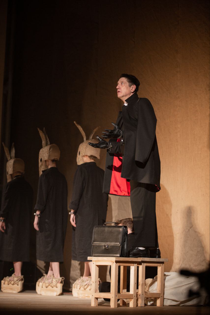 На сцене Дворца искусств имени Малунцева состоялась премьера Омского ТЮЗа "Мертвые души" по поэме Н.В. Гоголя На сцене Дворца искусств имени Малунцева состоялась премьера Омского ТЮЗа "Мертвые души" по поэме Н.В. Гоголя