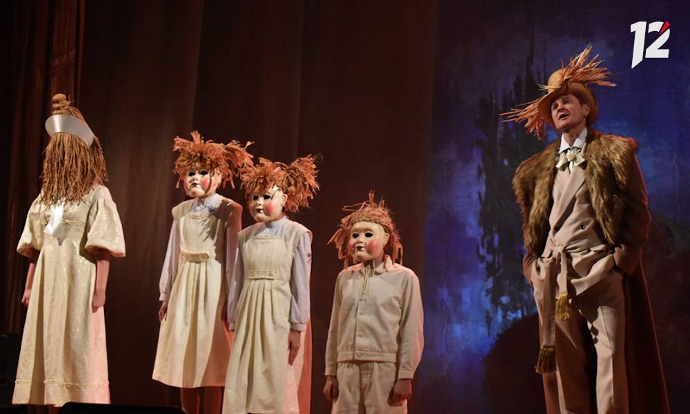 В омском ТЮЗе поставили «Мертвые души» в жанре страшной русской сказки (12+) В омском ТЮЗе поставили «Мертвые души» в жанре страшной русской сказки (12+)