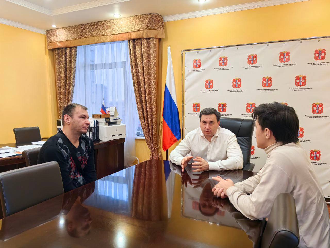 Финалисты программы «ПРОдвижение ГЕРОЕВ» начали стажировку в Минцифры Омской области