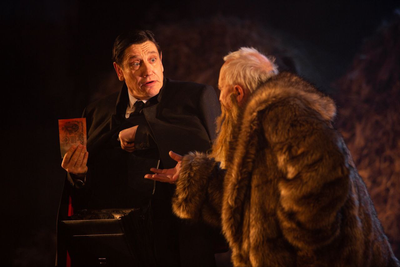 На сцене Дворца искусств имени Малунцева состоялась премьера Омского ТЮЗа "Мертвые души" по поэме Н.В. Гоголя