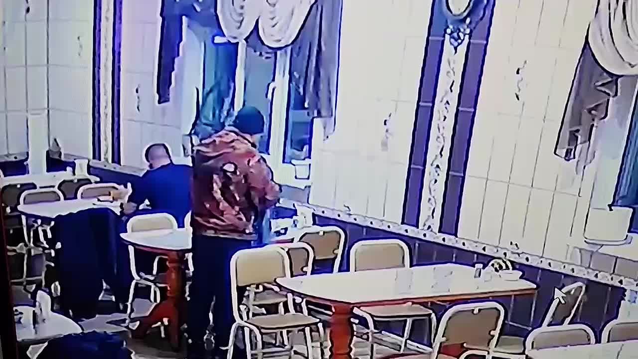 В Омске дальнобойщик украл сумку с деньгами и документами