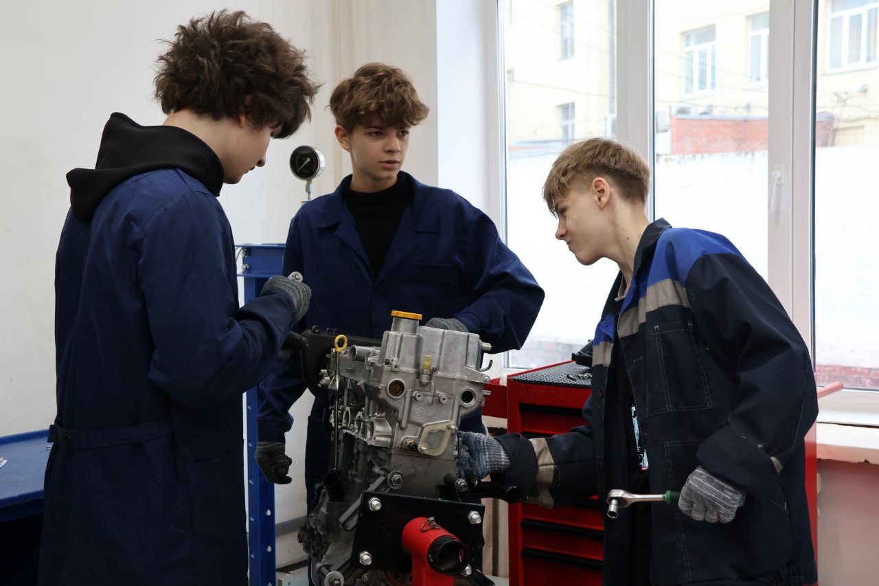 Профессиональные пробы в Омском автотранспортном колледже: участники «Билета в будущее» пробуют себя в деле Профессиональные пробы в Омском автотранспортном колледже: участники «Билета в будущее» пробуют себя в деле