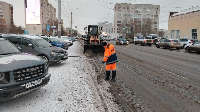 Омские коммунальщики готовы выложить 1 миллион рублей на ручную уборку снега