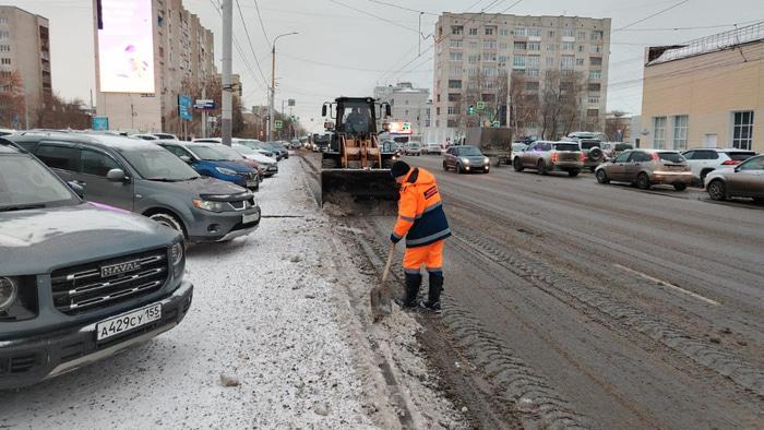 Омские коммунальщики готовы выложить 1 миллион рублей на ручную уборку снега