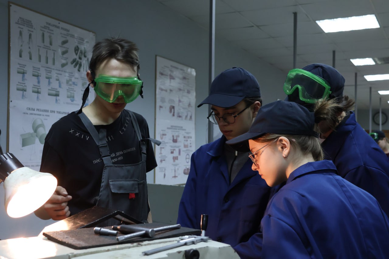 Профессиональные пробы в Омском автотранспортном колледже: участники «Билета в будущее» пробуют себя в деле Профессиональные пробы в Омском автотранспортном колледже: участники «Билета в будущее» пробуют себя в деле