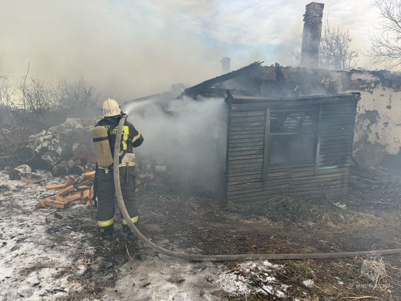 #пожарызасутки. 14 ноября в 15:11 В деревне Большая Роща Марьяновского района горел двухквартирный дом #пожарызасутки. 14 ноября в 15:11 В деревне Большая Роща Марьяновского района горел двухквартирный дом