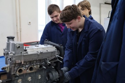 Профессиональные пробы в Омском автотранспортном колледже: участники «Билета в будущее» пробуют себя в деле