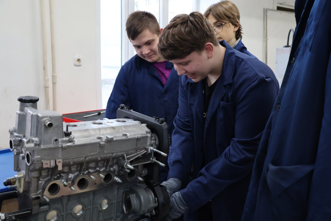 Профессиональные пробы в Омском автотранспортном колледже: участники «Билета в будущее» пробуют себя в деле