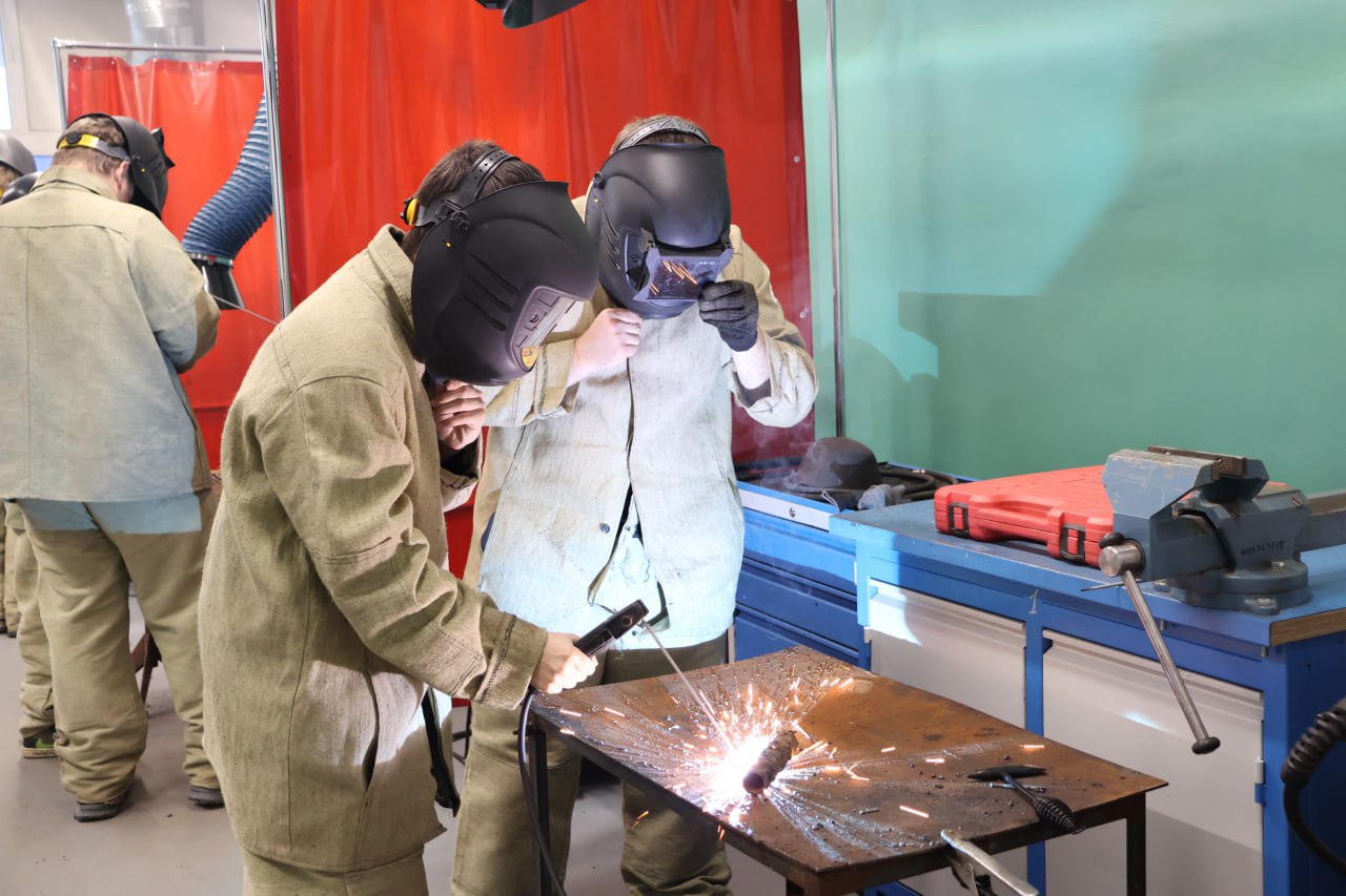 Профессиональные пробы в Омском автотранспортном колледже: участники «Билета в будущее» пробуют себя в деле Профессиональные пробы в Омском автотранспортном колледже: участники «Билета в будущее» пробуют себя в деле