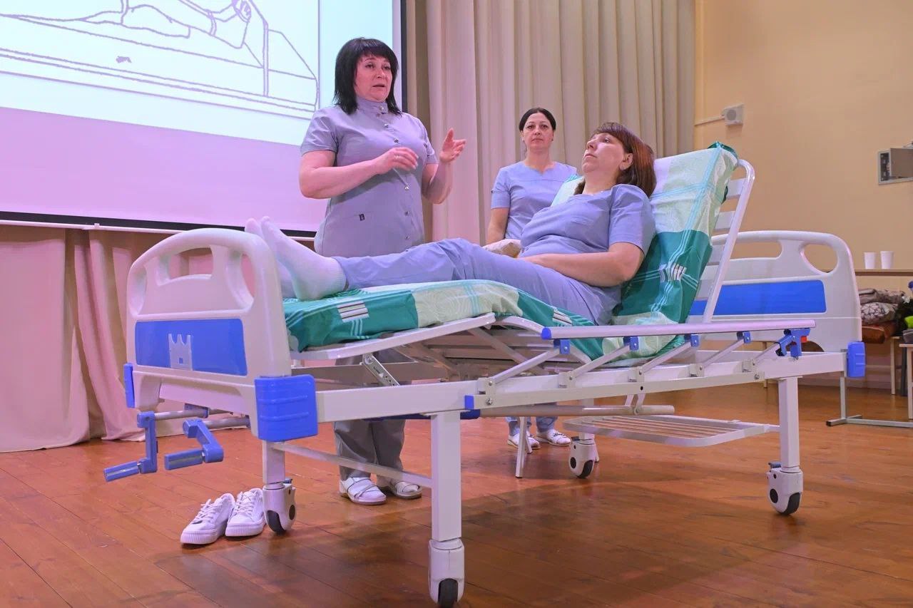 В Омской области продолжается обучение младшего медицинского персонала системе долговременного ухода В Омской области продолжается обучение младшего медицинского персонала системе долговременного ухода