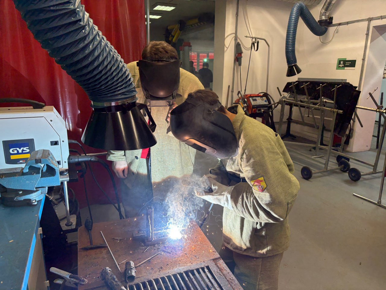 Профессиональные пробы в Омском автотранспортном колледже: участники «Билета в будущее» пробуют себя в деле Профессиональные пробы в Омском автотранспортном колледже: участники «Билета в будущее» пробуют себя в деле