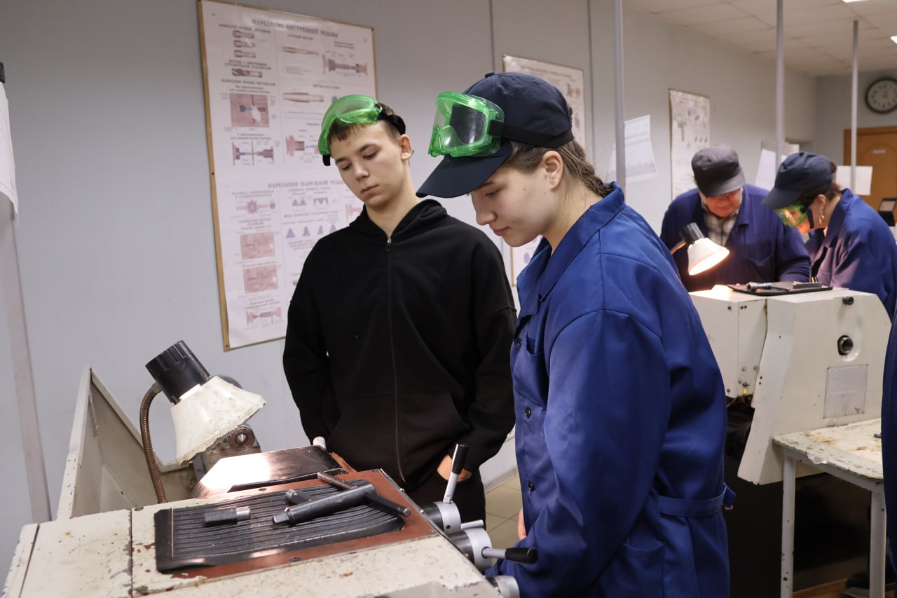 Профессиональные пробы в Омском автотранспортном колледже: участники «Билета в будущее» пробуют себя в деле Профессиональные пробы в Омском автотранспортном колледже: участники «Билета в будущее» пробуют себя в деле