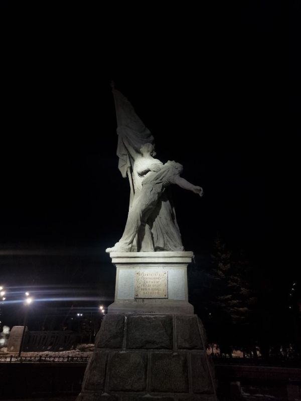 Пока все спали, мы оценили ночной вид обновлённого сквера имени Борцов Революции!