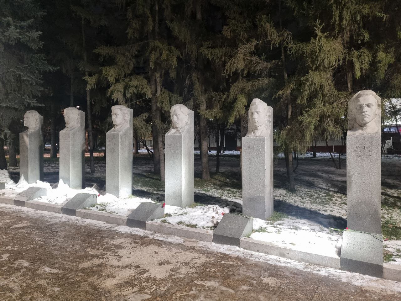 Пока все спали, мы оценили ночной вид обновлённого сквера имени Борцов Революции! Пока все спали, мы оценили ночной вид обновлённого сквера имени Борцов Революции!